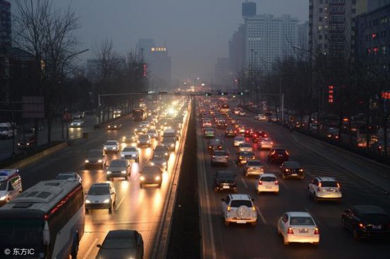 <b>清明节：高速开慢车将罚200扣3分，请相互转告！</b>