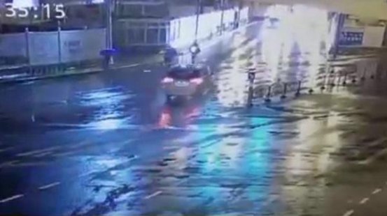 商务车逆向行驶险酿事故	交警锁定违法车辆