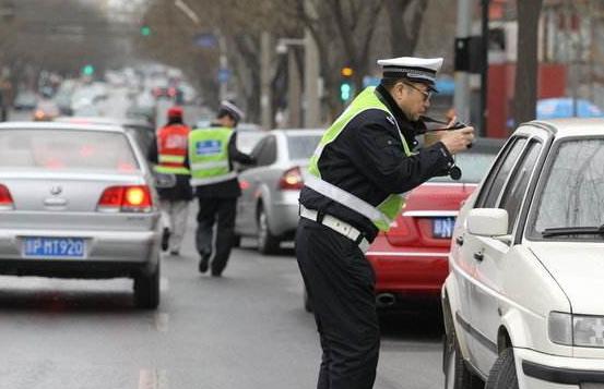 车主没有离开车辆，照样也被贴条拍照，难道我们学的交通法是假的？