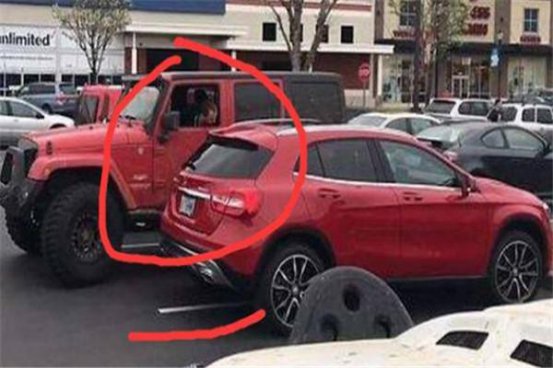 奔驰车主一辆车强占2个车位，越野车主这样报复，让人拍手叫好​