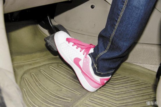 车子踩刹车时，有这种声音要注意，新手不懂，继续开太毁车！