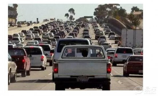 突遇障碍物不知方向盘该往哪打？交警提醒，这么做才是正确的！