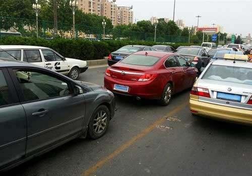 开车时遇到这几种情况，不要犹豫直接撞上去，否则自己也会搭进去