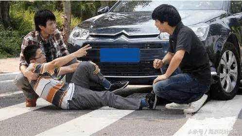 开车遇到碰瓷者万一撞死了到底要不要负责任？不知道的赶快看看！