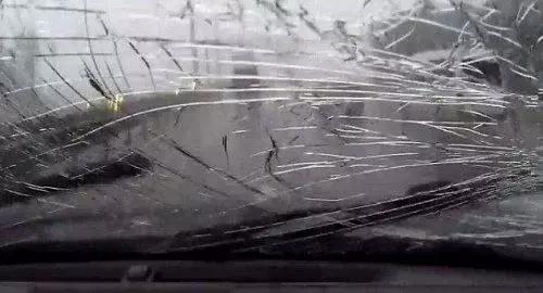4S店：冬天挡风玻璃除霜，一半以上的车主都选择了错误的方法