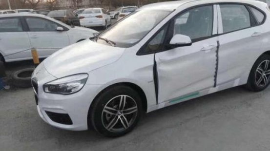 偶遇一台宝马2系运损车，工作人员：车门碎了，5折入手很划算