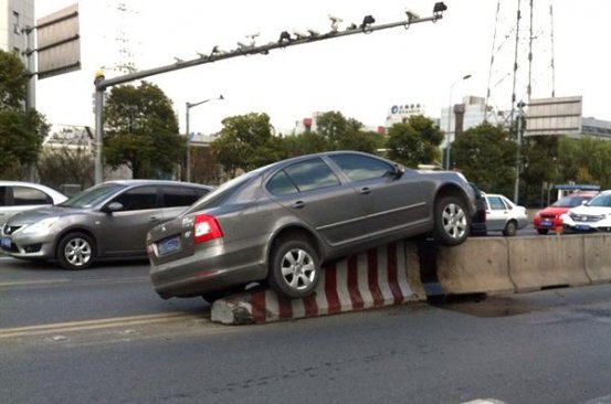 <b>开车出事不要怕，出了事故好的处理方法都在这里了！</b>