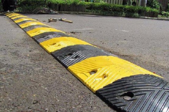 中国特色的汽车减速带，总有一款能让你泪流满面！