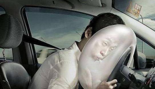 安全气囊打到脸上是什么样的体验？很多人都也被骗了，我听着就疼