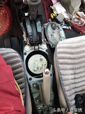 坑人的飞度，换个汽油滤芯得拆掉整个中央扶手！日本车也坑！