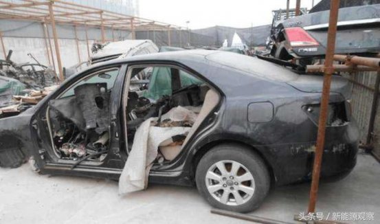 这树是铁的？女司机开凯美瑞撞树车身断成两截，树一点没事！