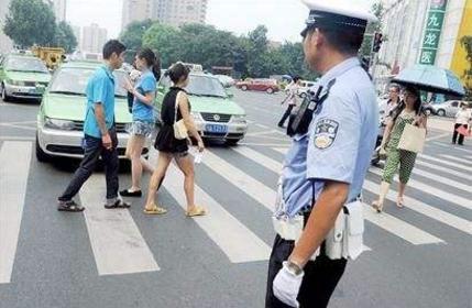 交警提醒：礼让行人，行人不走，车主应这样，否则扣3分罚200！