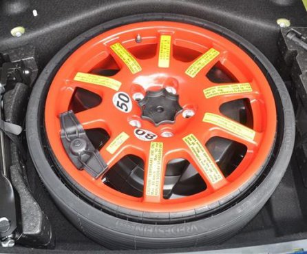 奥迪Q5车主轮胎插入铁块报废，打开备胎位置却只看到个低音炮？