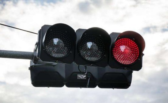 <b>别在傻乎乎的等红灯了，这种情况红灯亮时都可以转弯</b>