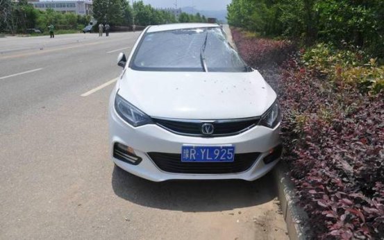 也被大巴撞出50米，车身却一点碎片都没掉，国产车这质量真的可以