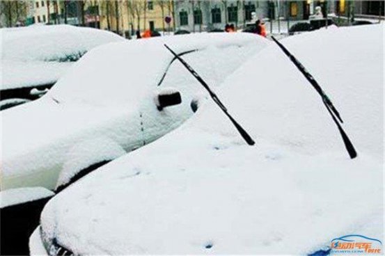下雪了，雨刮器不是雪刮器，一定不要立起来！
