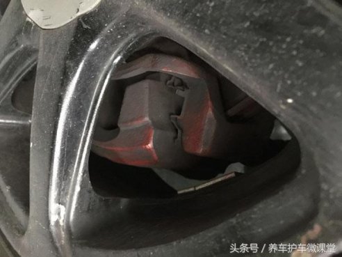 <b>因维修失误，别克两前轮刹车分泵螺丝未装，车主跑完长途后才知晓</b>