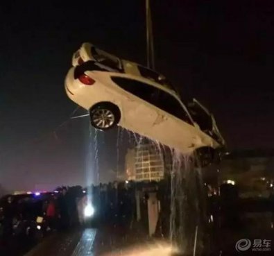 汽车落水，安全锤根本没用，但知道这招能救命！