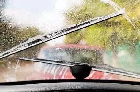 汽车挡风玻璃油膜是个啥？怎么自己动手平？