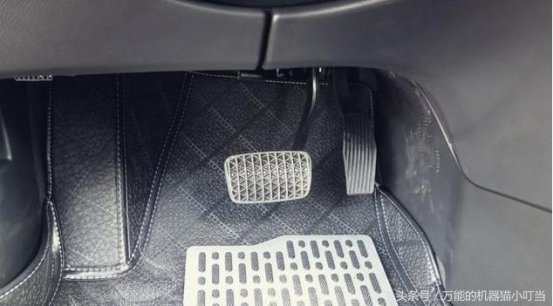 油门突然卡死怎么办？90%的人只知道猛踩刹车，用这招铁定能保命