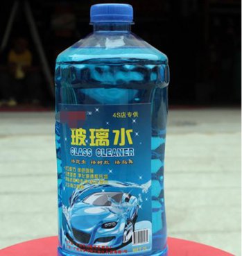 <b>汽车上的玻璃水可以用水加洗洁精代替吗？</b>