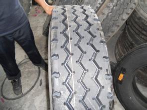 一条旧轮胎“翻新”只需2分钟，车主换轮胎需多留个心眼才是！