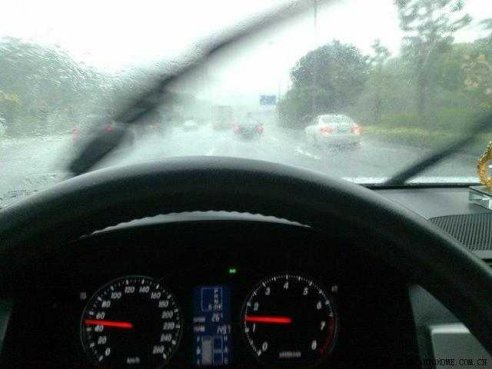 <b>雨刮器刮不干净就要换，老司机笑笑说：5毛钱搞定！</b>