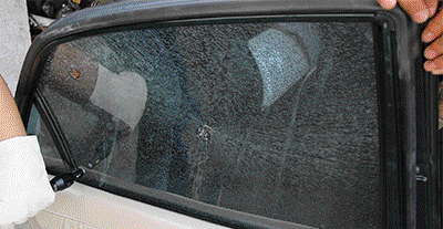 你的汽车挡风玻璃“裂而不碎”，全靠他的小纸条！