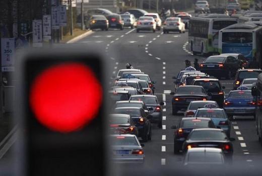 手动挡这样驾驶对车伤害极大，应该防止的八大坏习惯！