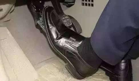 刹车原来是这么踩的，这么多年车白开了！