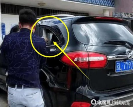 男子把车钥匙忘在车内，为取钥匙却这么做，而4S店说这车主亏大了