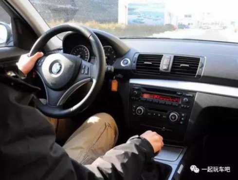 <b>开车的10个陋习老车主爱犯	坐在后排的都着急！</b>