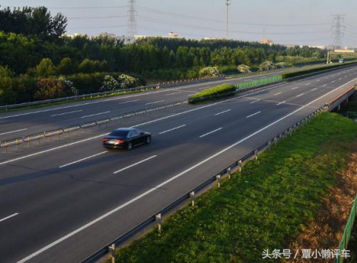 高速行驶刹车失灵到底该不该拉手刹？看完心里有数了