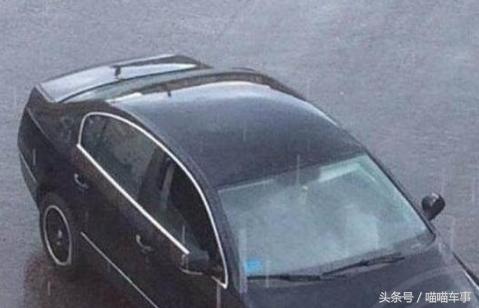 上海大暴雨，车主忘关窗门，赶回来却看见感人一幕