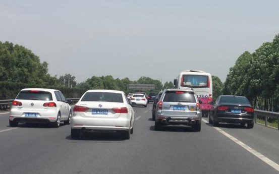 老司机告诉你，为什么开车要跑中间道？