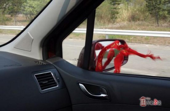 <b>新车常常绑红丝带，怎么绑也还是有讲究的</b>