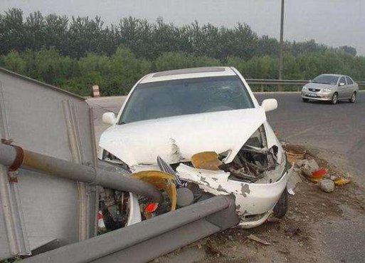 十一出行指南	高速上发生车祸怎么办？读完了解一下才能轻松应对