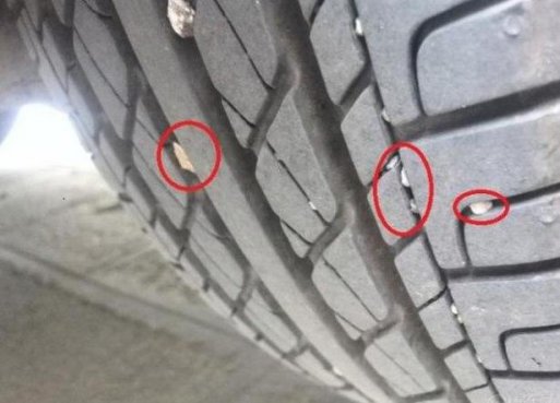 你的车轮胎缝里有小石子吗？