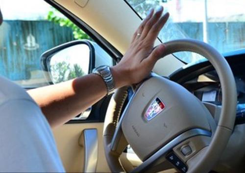 开车时，脚应该怎么放才是正确的姿势？