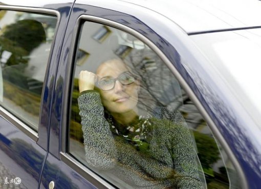 为什么高速路上一定不能开同侧车窗？