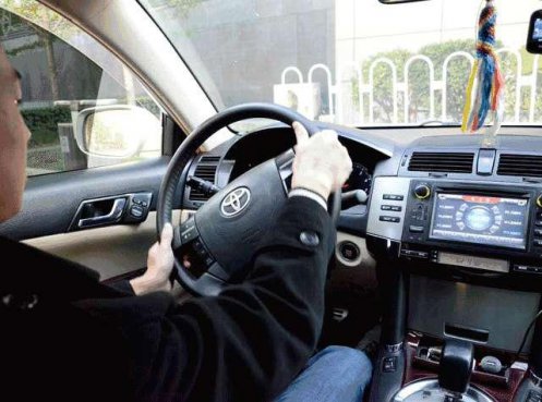 打方向会出现嘎嘣响声，汽车入秋天凉后得了“关节炎”?