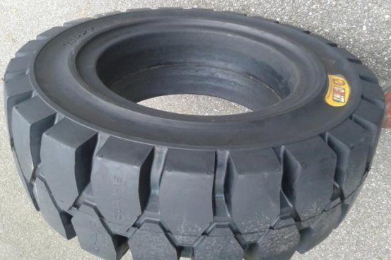 <b>高速爆胎后果这么严重，为啥汽车不用实心轮胎？</b>