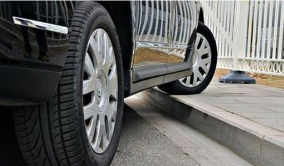 告别轮胎隐形杀手！压马路牙子的正确“姿势”
