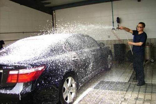 引擎盖下面的部件脏了能不能用水来冲洗，原来我们也被美容店骗了