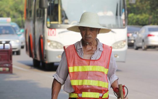 开车时突然水温过高，赶紧停车靠边，依照这些步骤来检查
