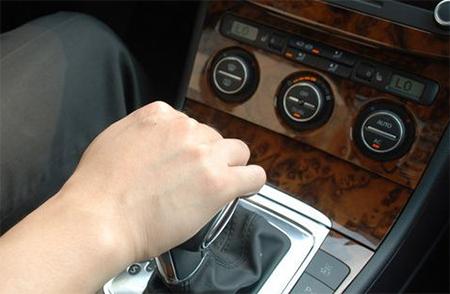 手动挡汽车换挡时，先踩离合还是先松油门？