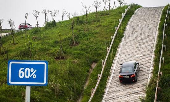 半坡起步不熄火的秘诀，新手司机快来看一下