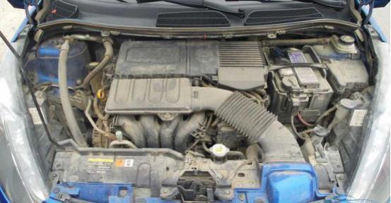 如何才能安全有效地清洗汽车的发动机舱？