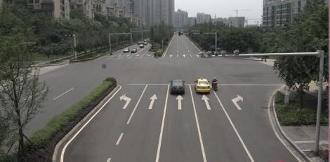 <b>实线路段前车坏，是该傻等还是压实线走？</b>