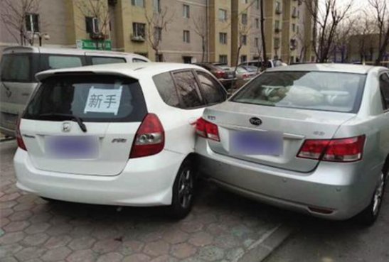 新手司机刮了别人的车，这样做，比留张纸条来的安全